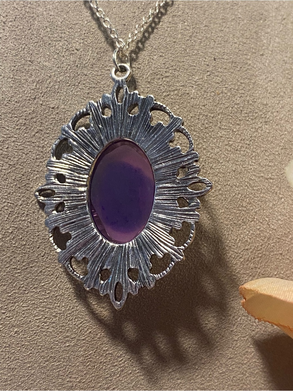 Vintage-Style Purple Cameo Pendant Necklace - Picture 3 of 4
